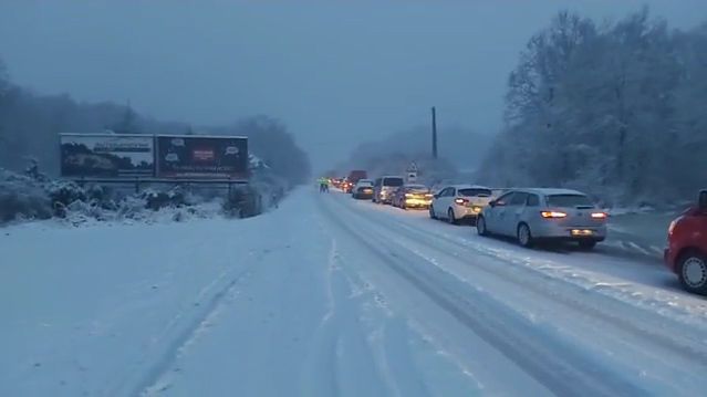 Husté sněžení ochromilo dopravu na východním Slovensku